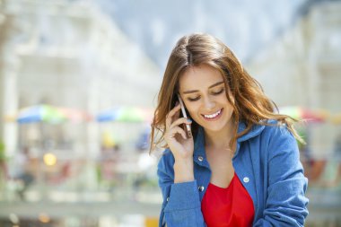 Dükkanda telefonla arıyor genç esmer kadın