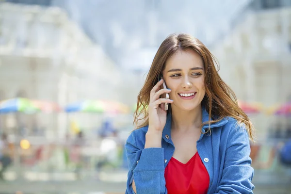 Jovem morena chamando por telefone na loja — Fotografia de Stock