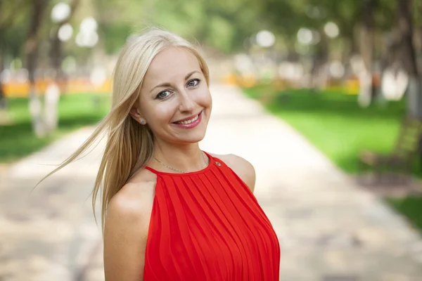 Retrato de cerca de la joven hermosa mujer rubia — Foto de Stock