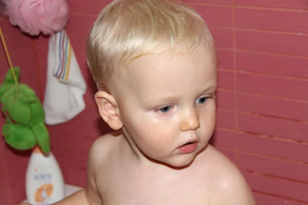 Niño bebé rubio en el baño —  Fotos de Stock