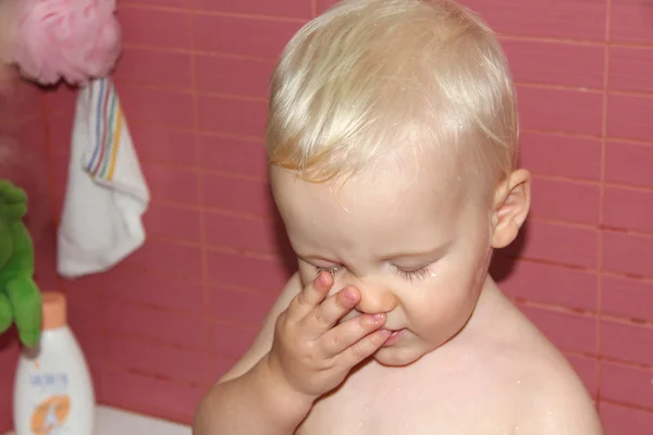 Blond jongetje in badkamer — Stockfoto