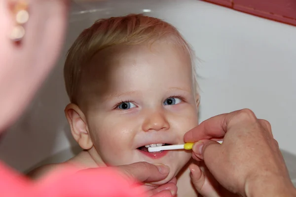 Little boy brushing his teeth sitting in the bath — Stock Photo, Image