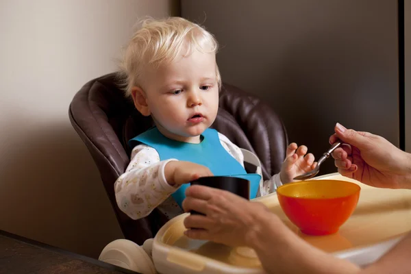 Tweejarig jongetje zittend aan tafel — Stockfoto
