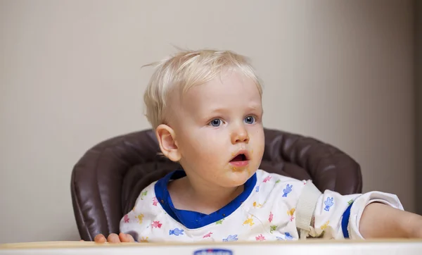 İki yıl bebek çocuk bir sandalyesi evde yemek — Stok fotoğraf