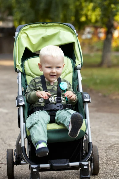 Liten pojke sitter i barnvagnen — Stockfoto