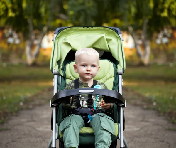 Malý chlapec sedící v kočárku — Stock fotografie