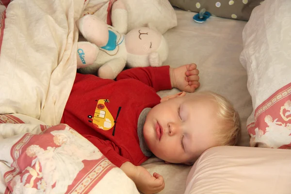 Bionda bambino ragazzo dormire a casa — Foto Stock