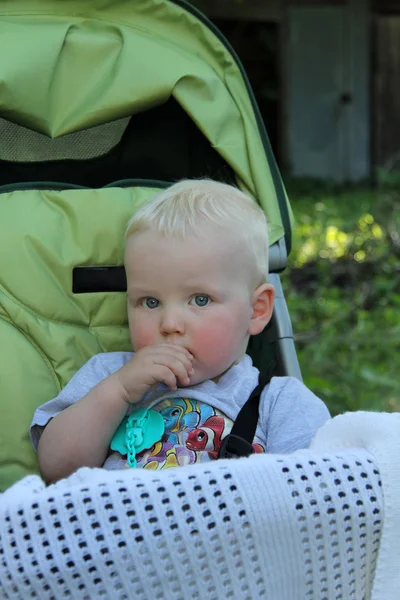 En år pojke med barnvagn — Stockfoto