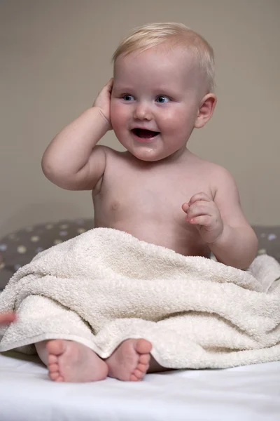 Doce bebê pequeno com toalha — Fotografia de Stock