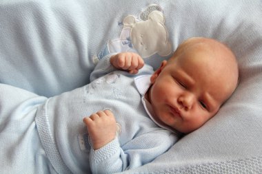 Yeni yeni doğan bebek uyur banyo 