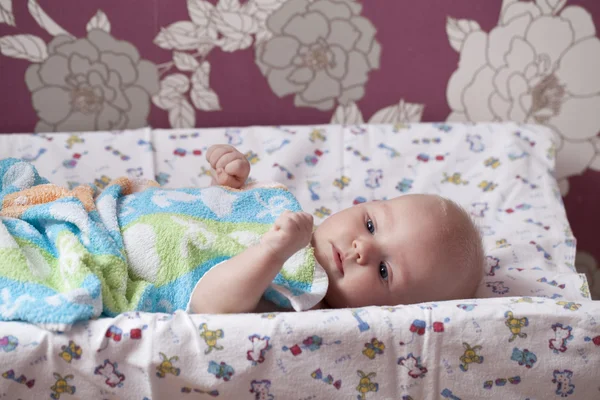 Aranyos három hónapos kisfiát — Stock Fotó