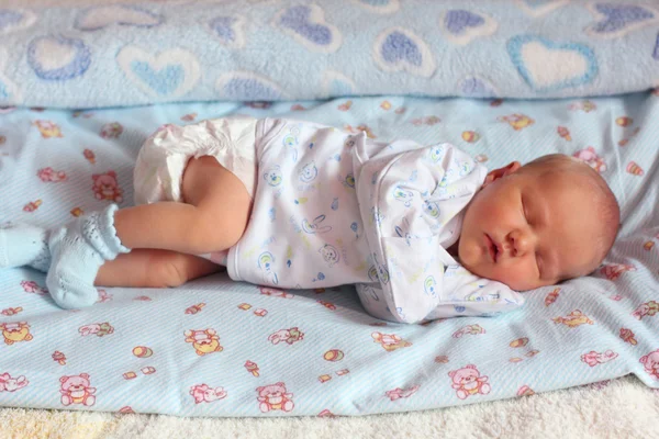 Il neonato appena lavato dorme — Foto Stock