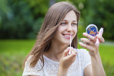 Genç esmer kadın Yardımcısı ruj güzel yakın çekim