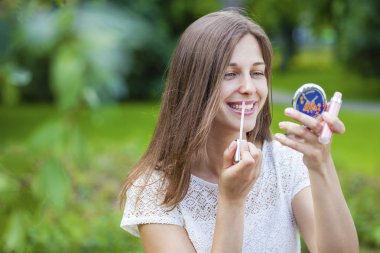Genç esmer kadın Yardımcısı ruj güzel yakın çekim