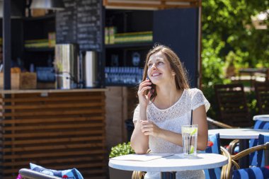 Telefon ederken mutlu esmer kadın