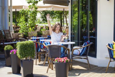 Bir kadın bir içkiyle rahatlatıcı