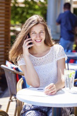 Telefon ederken mutlu esmer kadın