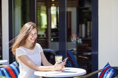 Bir kadın bir içkiyle rahatlatıcı