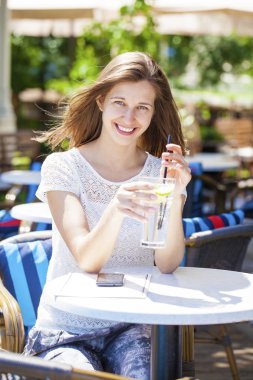 Bir kadın bir içkiyle rahatlatıcı