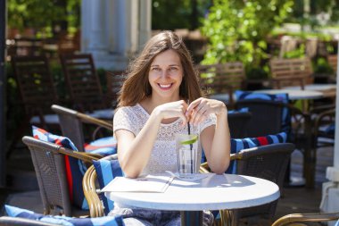 Bir kadın bir içkiyle rahatlatıcı