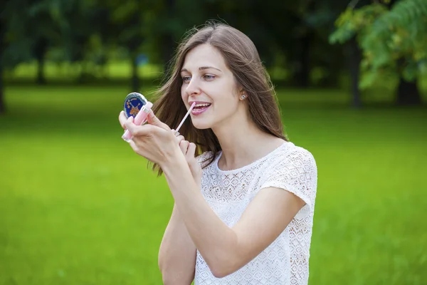 Assistent Lippenstift schöne junge brünette Frau aus nächster Nähe — Stockfoto