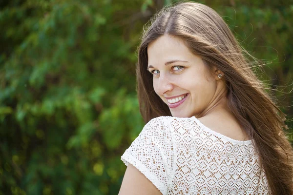 Retrato de hermosa joven feliz mujer —  Fotos de Stock