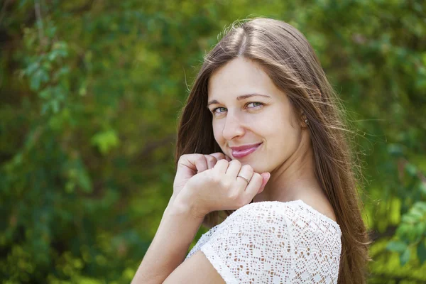 Porträt einer schönen jungen glücklichen Frau — Stockfoto