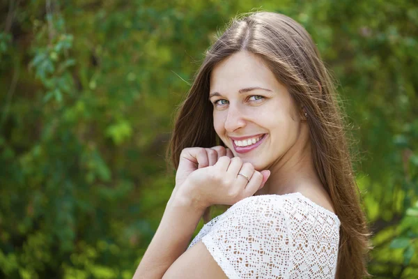 Retrato de bela jovem mulher feliz — Fotografia de Stock