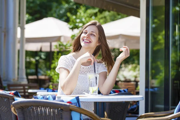 Bir kadın bir içkiyle rahatlatıcı