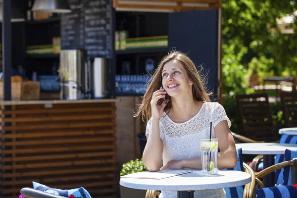 Gelukkig brunette vrouw bellen via de telefoon — Stockfoto