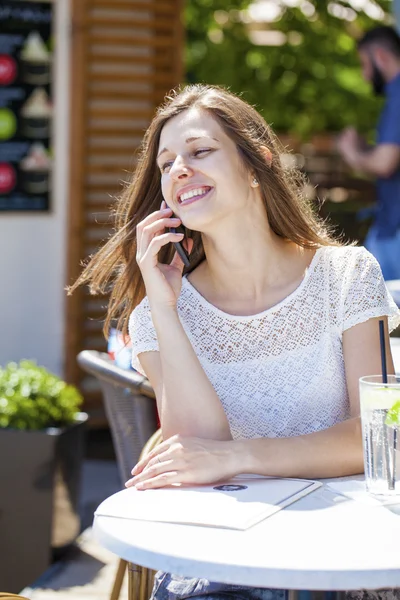 Gelukkig brunette vrouw bellen via de telefoon — Stockfoto