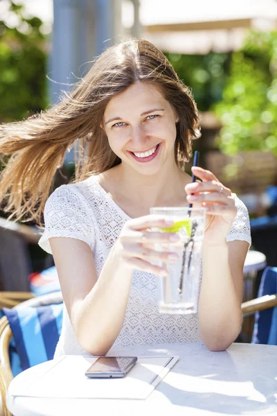 Une femme se relaxant avec un verre — Photo