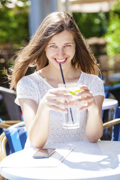 Una donna che si rilassa con un drink — Foto Stock