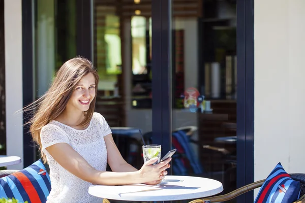 Bir kadın bir içkiyle rahatlatıcı