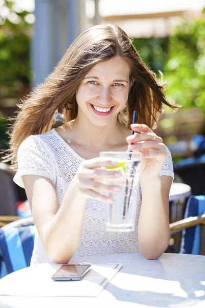 Una mujer relajándose con una bebida —  Fotos de Stock