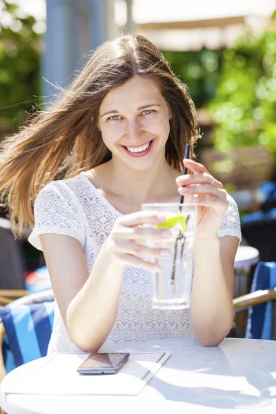 Una mujer relajándose con una bebida —  Fotos de Stock
