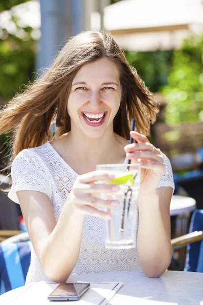 Uma mulher relaxando com uma bebida — Fotografia de Stock