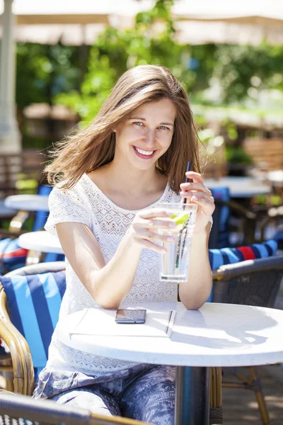 Eine Frau entspannt sich bei einem Drink — Stockfoto