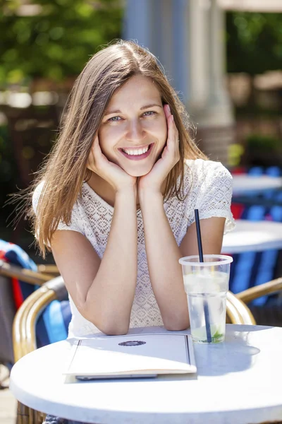 Una mujer relajándose con una bebida — Foto de Stock