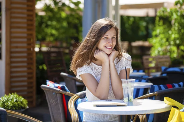 Eine Frau entspannt sich bei einem Drink — Stockfoto