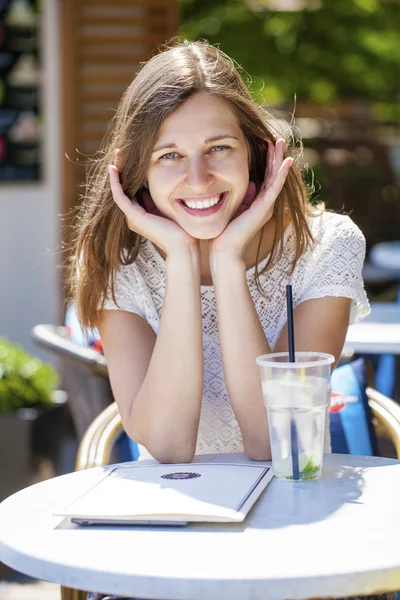 Eine Frau entspannt sich bei einem Drink — Stockfoto