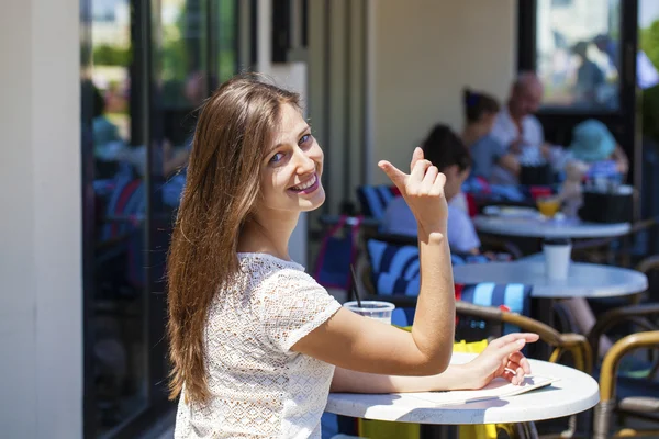 Una donna che si rilassa con un drink — Foto Stock