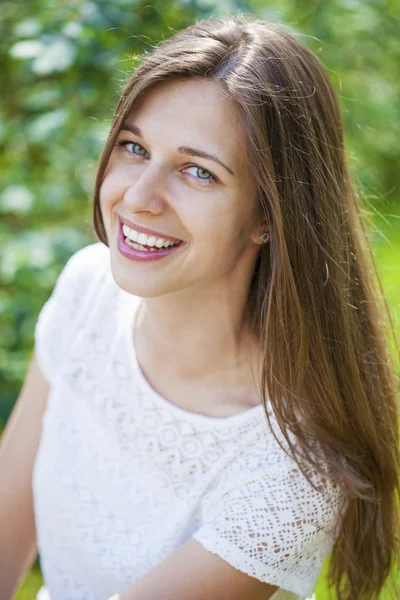 Retrato de bela jovem mulher feliz — Fotografia de Stock