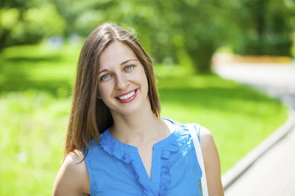 Retrato de bela jovem mulher feliz — Fotografia de Stock