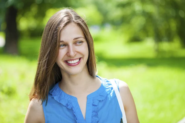 Portret van mooie jonge gelukkig vrouw — Stockfoto