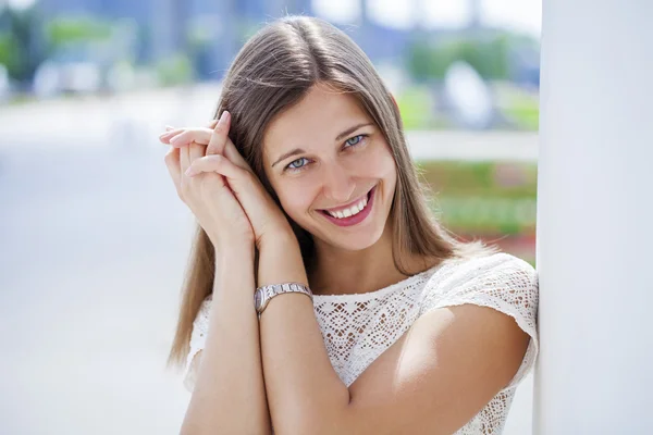 Close-up portret van een gelukkige jonge vrouw glimlachen — Stockfoto