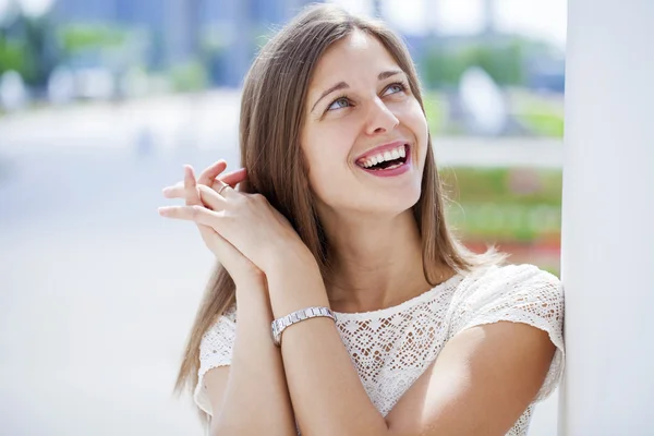 Detailní portrét šťastné mladé ženy s úsměvem — Stock fotografie