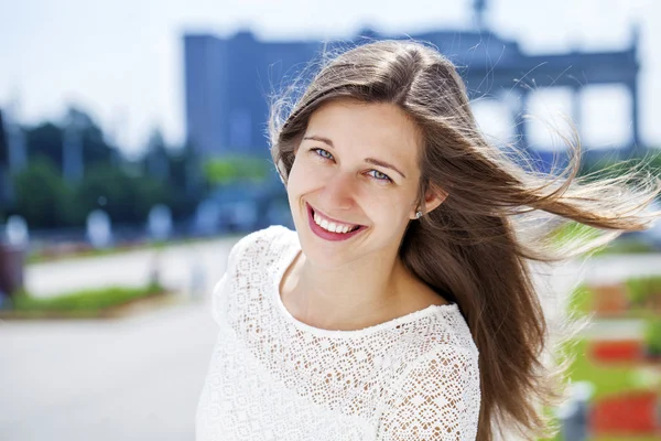 Close-up portret van een gelukkige jonge vrouw glimlachen — Stockfoto