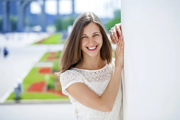 Close-up portret van een gelukkige jonge vrouw glimlachen — Stockfoto