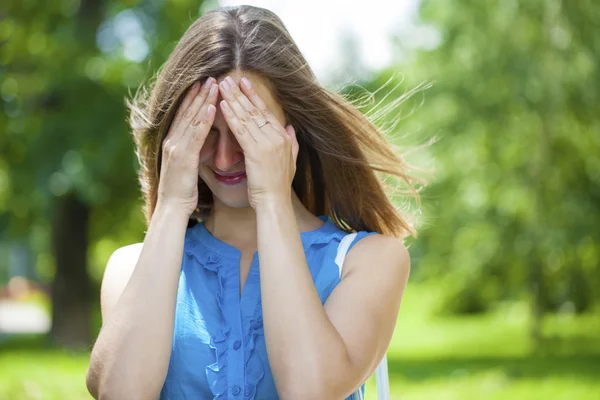 Porträt einer schönen jungen glücklichen Frau — Stockfoto